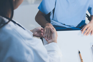 Doctor came to check the patient and shook his hand to encourage. Comforting the sick and treating the best, cured in the hospital.