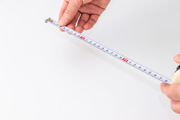巻尺のテープを手で引き出す