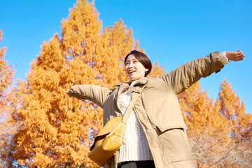 女性　ミドルエイジ　紅葉　旅行