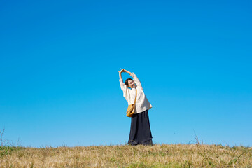 女性　ミドルエイジ　伸び　全身
