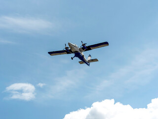 夏の空を飛ぶ双発プロペラ機