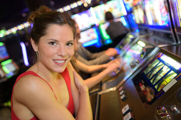 Naklejka premium woman posing next to slot machine