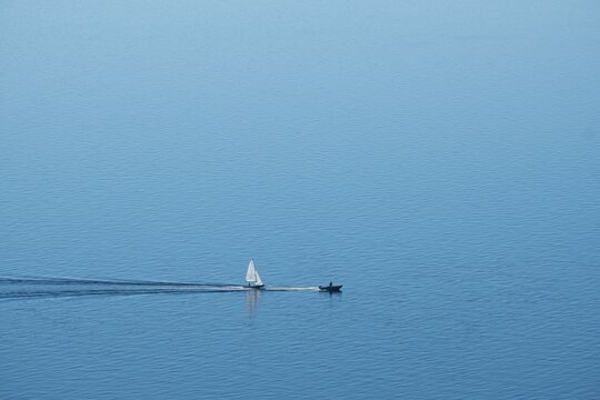 Segelboot im Schlepptau