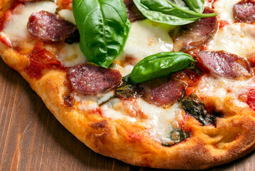 Pinsa romana con salame, sugo e mozzarella, cibo italiano 