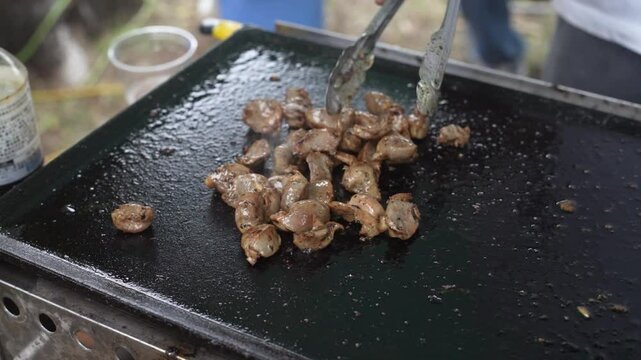 鉄板で砂肝を焼く様子