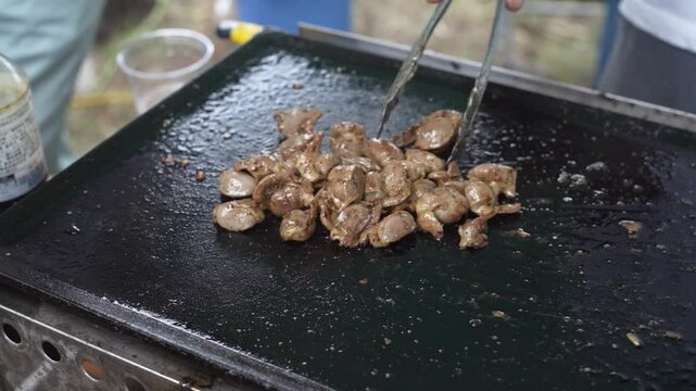 鉄板で砂肝を焼く様子