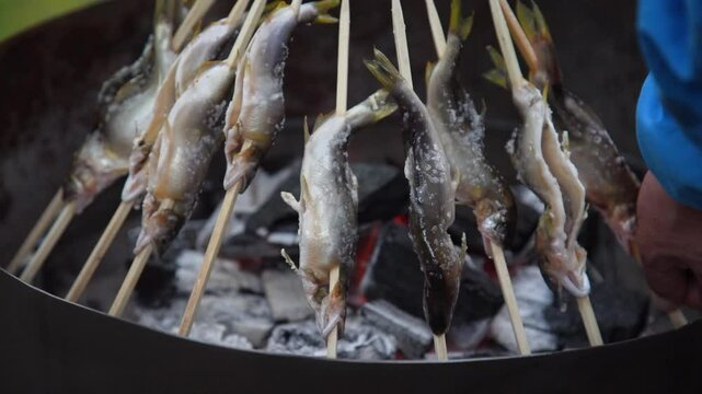 鮎を焼く様子