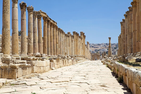 Fototapeta Colonnaded street at the ancient city of Gerasa, now Jerash, Jordan