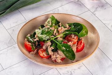 Salad with canned tuna and spinach