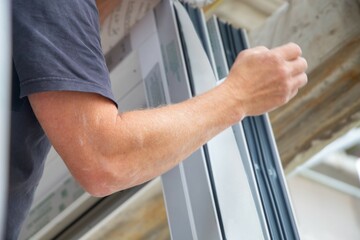 Fenstereinbau: Handwerker bauen Fenster ein