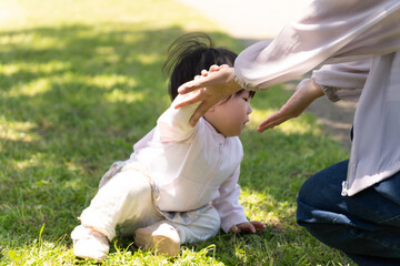公園の芝生で転んだ子供