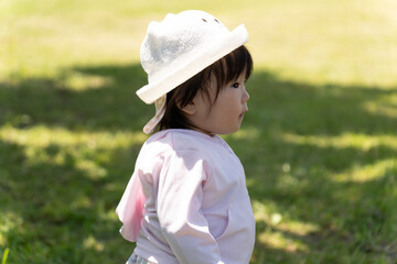 公園の芝生で遊ぶ子供