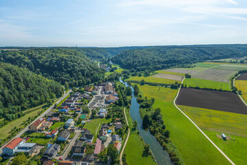 Ausblick ins idyllische Altmühltal bei Arnsberg in Oberbayern 