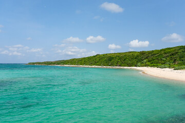 波照間港の堤防から眺める美しい砂浜