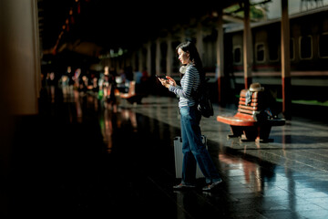 Obraz premium A cheerful young woman is about to embark on a holiday trip by train, filled with excitement and joy as she begins her travel adventure.