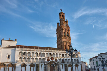 Obraz premium The tower of the Granada Church from the Plaza de España in Llerena