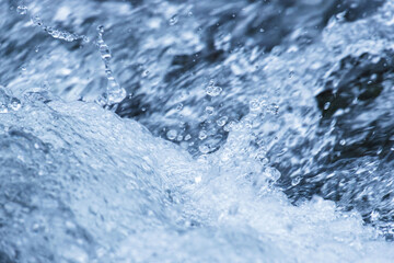 梅雨の季節　川の激しい水流アップ03