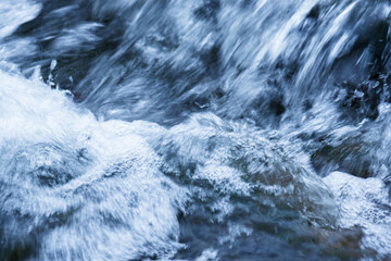 梅雨の季節　川の激しい水流アップ09