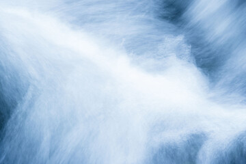 梅雨の季節　川の激しい水流アップ14