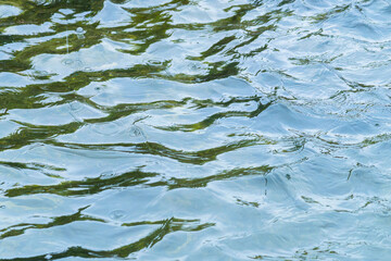 梅雨の季節　川の水面に雨が降る37