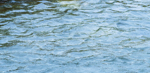 梅雨の季節　川の水面に雨が降る39
