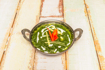 Palak Paneer: Paneer in a creamy spinach sauce.