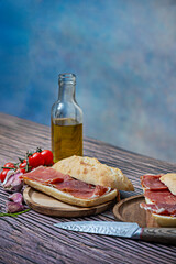 Serrano Ham Toast with Tomato: A classic combination that enhances the flavor of the ham