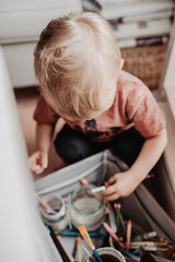 Kleiner Junge zu Hause beim Entdecken und Spielen