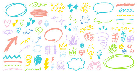 手描きの装飾セット。ふきだし、矢印、星、ハート、宝石、王冠など。ペンで描いた感情のアイコン。かわいい線画。