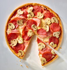 Pizza mit Champignons und Schinken Slice Topshot, Pizza, Italien, Pilze, isoliert, 