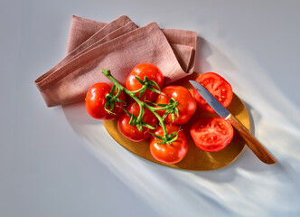 Tomaten auf Holzbrett und rosaner Serviette als Topshot, Brotzeit, Tomatenbrot, 
