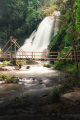 Preciosa cascada en el norte de Tailandia