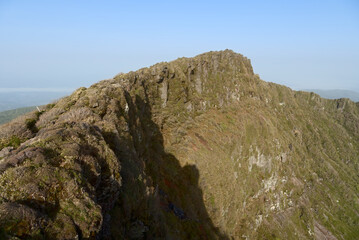霧島山、韓国岳山頂と火口壁