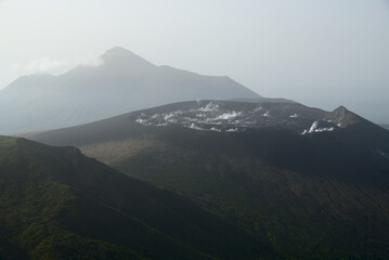 霧島山、韓国岳から望む新燃岳と背後の高千穂峰