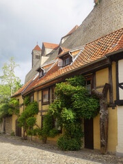 Quedlinburg - Altstadtgasse unterhalb der Stiftskirche, Sachsen-Anhalt, Deutschland, Europa
