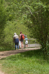 Grand-mère, maman et enfant en promenade