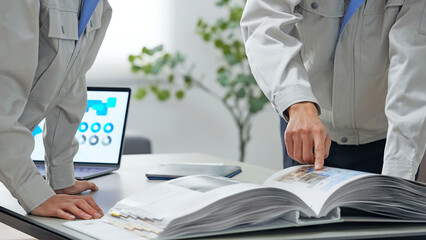 オフィスで打ち合わせする作業員グループ