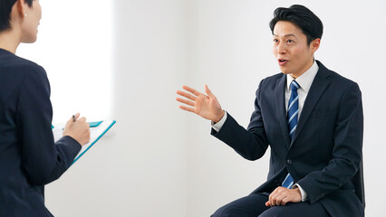 面談する男女ビジネスパーソンのグループ