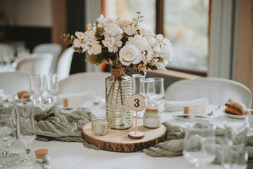 La décoration d'une table pendant le repas d'une cérémonie de mariage