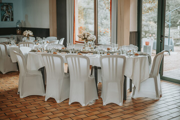 La décoration d'une table pendant le repas d'une cérémonie de mariage