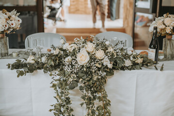 La décoration d'une table pendant le repas d'une cérémonie de mariage