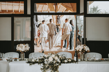 La décoration d'une table pendant le repas d'une cérémonie de mariage