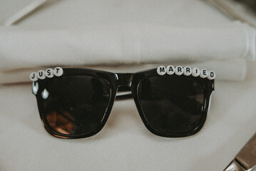 Des lunettes Just Married à porter pour un mariage