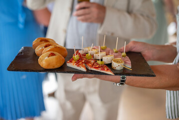 Un plateau avec de la nourriture pendant un mariage