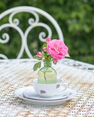Rose in Vase, Tischdeko, altes Geschirr
