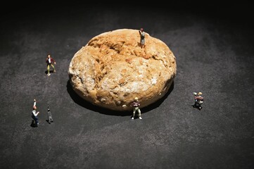 Miniturfiguren, Fotografen bestaunen ein Brötchen ( Ufo )