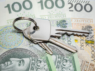 Pęk kluczy od mieszkania leży na pieniądzach, polskie pln. Wynajem zakup mieszkania koncept
