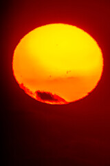 雲が端を隠す黒点のある太陽20240604