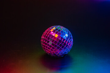 Obraz premium A disco ball casting colorful lights in a retro party environment