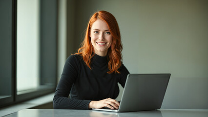 Profesjonalne zdjęcie kobiety skupionej nad laptopem w biurze, przy oknie, naturalne światło, minimalistyczny styl.